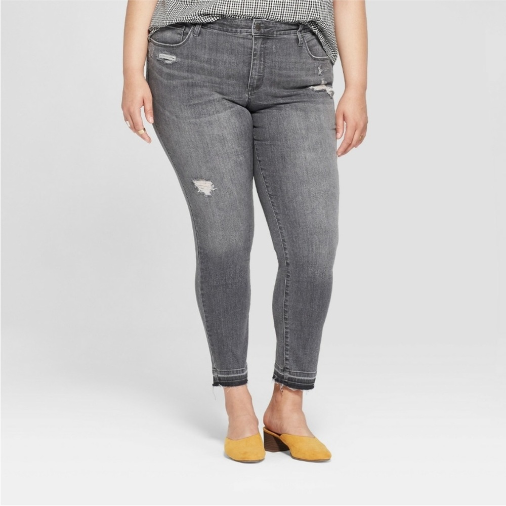 Universal Thread Women’s Plus Size Gray Distressed Dipped Hem Skinny Jeans - NWT